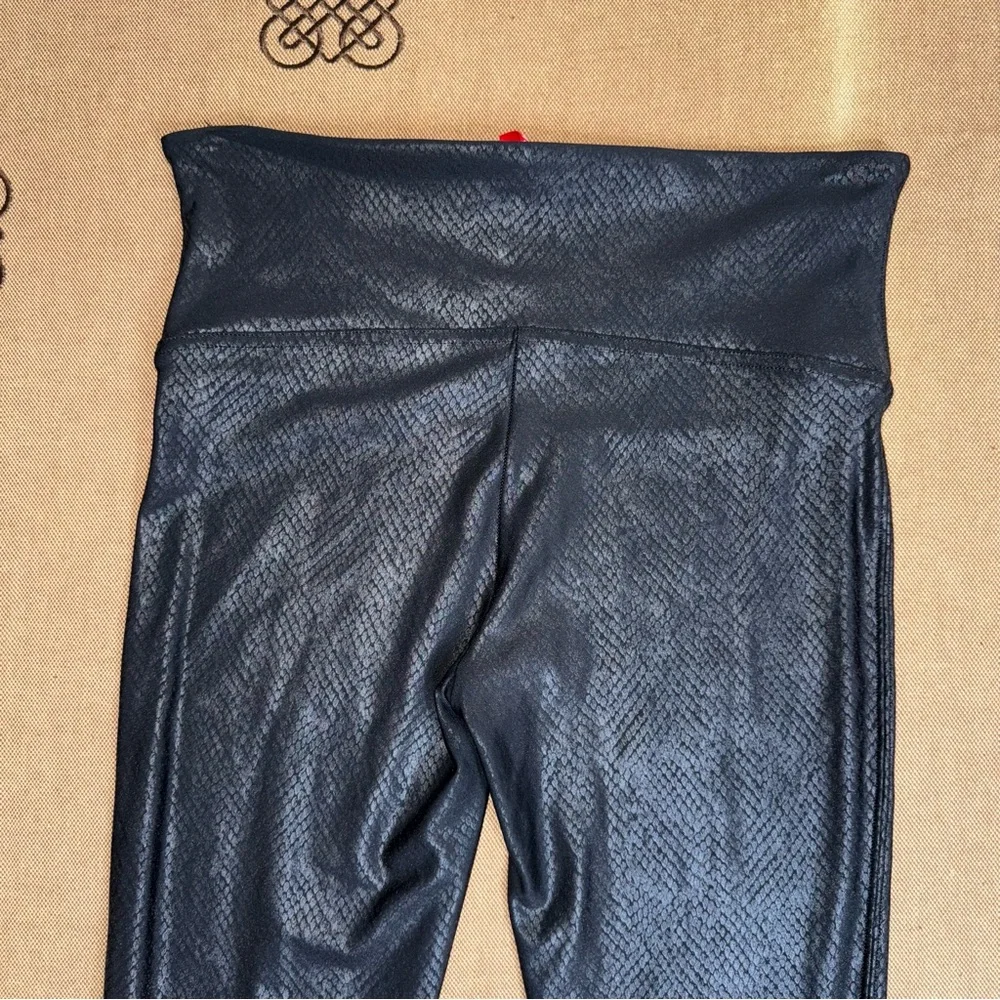 SPANX Faux Leather Croc Legging In Metallic Black Size L
In Excellent Condition - Picture 12 of 15